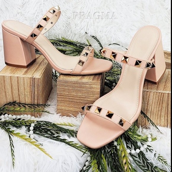 Qupid Nude Single Stud Double Strap Boxy Heels - Picture 1 of 8